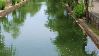 現在も江戸時代の風情を残す川畔