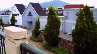 緑が多い場所にあるアウトレットモールです