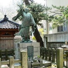 法福寺の日蓮聖人獅子吼の銅像