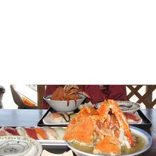 丼からあふれるカニ