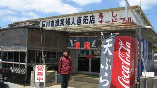丼からはみ出すカニに驚く、カニ汁