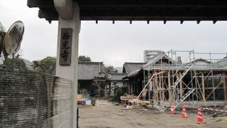 静かな寺町を歩く