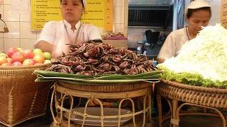 フードコートでソムタムを