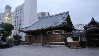 近代建築より重みを感じる建物