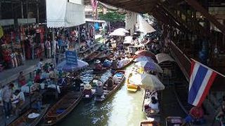 バンに乗ってダムヌンサドゥアック水上マーケットへ