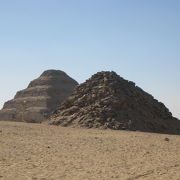 ジョセル王のピラミッドの隣にある崩れたピラミッド