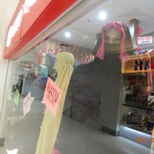 モールは沢山の店があります。イスラム向けのブティック。