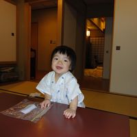 初めての甚平はおばあちゃまのお手製です。奥がベットルームです