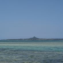 伊江島の城山(タッチュー)を遠くに望む