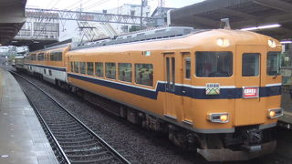 近鉄京都線と京阪電車との乗換駅です。