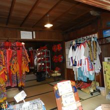 沖縄の民族衣装のお着替えもできます（有料）