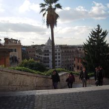 スペイン階段の一番上からはバチカンのサンピエトロ大聖堂が