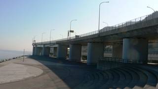 親不知高架橋完成記念モニュメントなどが並ぶ道の駅親不知ピアパーク