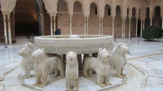 アラベスク模様が素晴らしい