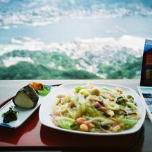 展望のいい席で皿うどんを食べました