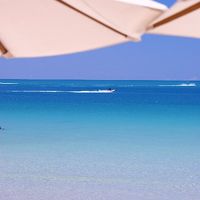 ホテル前のビーチ。お天気が良いととてもクリアできれいです。