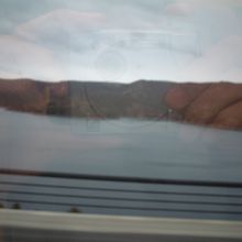 途中どこかの湖を望む、外はみぞれ混じりの荒天