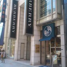 銀座中央通の汐留側端っこです