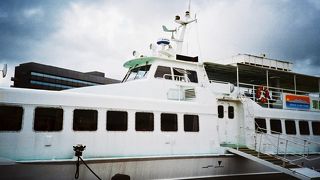 軍艦島へ向かう遊覧船です