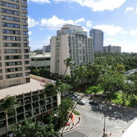 10階の部屋のベランダから、遠くに海が見えます。