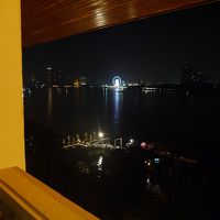 対岸に見えるのはアンティックリバーフロント