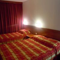 赤を基調にしたシックなお部屋