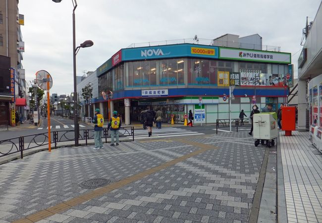 京成金町駅ビル２階に、NOVAがあります