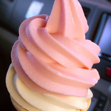 名物のはまなす&コケモモ二色ソフトクリーム