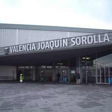 駅舎は新しくて綺麗。Joaquin Sorollaは画家の名