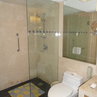 シャワールームがバスとは別にあり、使い勝手がよいです。