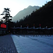 風景区へ入るメインゲート。ピーク時は人で埋まるとのことだけれ