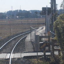 弧を描くホームの遠景