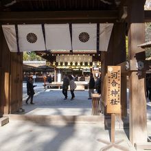 門をくぐれば河合神社です