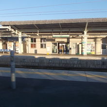 ホームから見た駅舎の様子