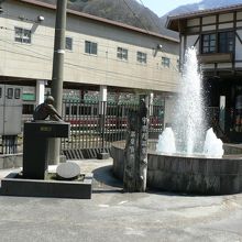 駅前広場に温泉を使った噴水がある宇奈月温泉駅