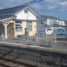 ホームと駅舎の様子