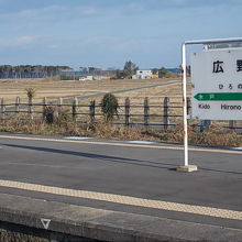 ホーム越しに眺める風景