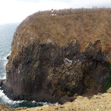 断崖絶壁を展望台から臨む。海から観光船でのアクセスも可能