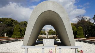 「安らかに眠って下さい 過ちは 繰返しませぬから」の碑