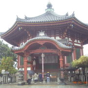 興福寺の南にある八角の形をしたお堂です。