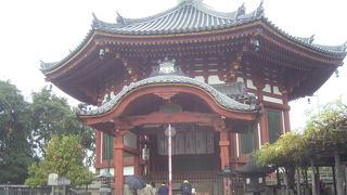 興福寺の南にある八角の形をしたお堂です。