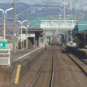 木造の武家造駅舎が現存する駅です