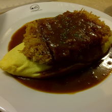 トンカツがのった、デミグラスソースのオムライス