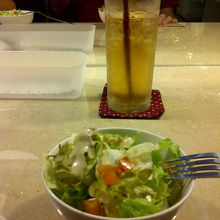 セットのドリンクとサラダ