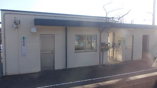 県境に位置する駅です
