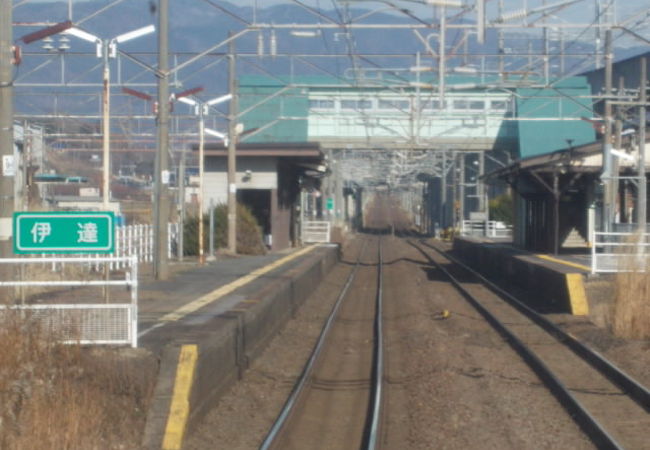 木造の武家造駅舎が現存する駅です