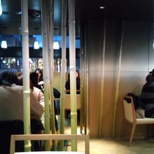 竹を使ったお洒落な店内