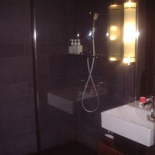 シャワーは4室あったような、NRT1stクラスラウンジと同程