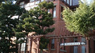 れんが造りの瀟洒な館。