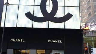 行列覚悟のシャネルでショッピング